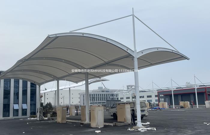 膜結(jié)構(gòu)車棚：現(xiàn)代城市空間的優(yōu)雅守護者